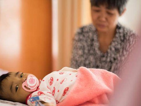 Bố mẹ bỏ vì bệnh, bé sơ sinh níu tay bà như nói 