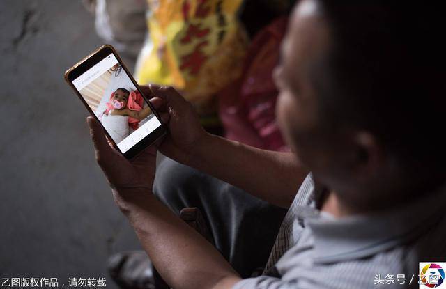 Bố mẹ bỏ vì bệnh, bé sơ sinh níu tay bà như nói Con ngoan không khóc, đừng bỏ con-8