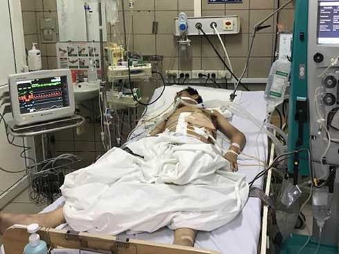 Truyền hơn 9 lít máu cứu người đàn ông bị máu và phân tràn kín ổ bụng-1