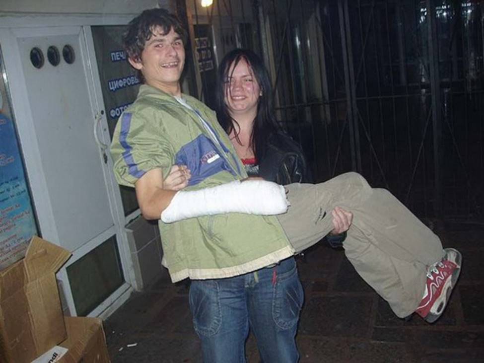 Cười ra nước mắt với những cặp đôi hoàn cảnh này-9