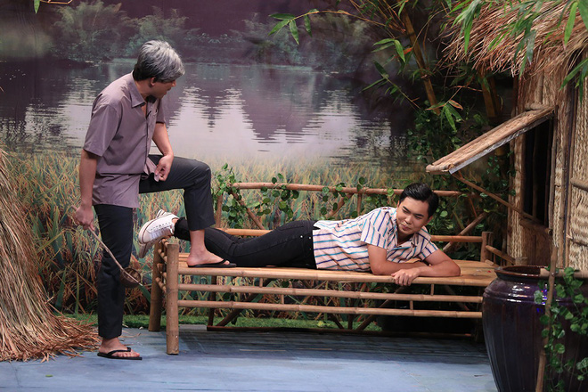 Trường Giang bị người chơi ôm hôn và bất ngờ để lộ hình nền điện thoại-3