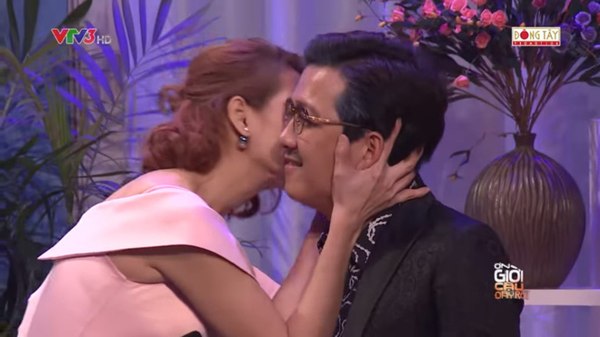 Trường Giang bị người chơi ôm hôn và bất ngờ để lộ hình nền điện thoại-5