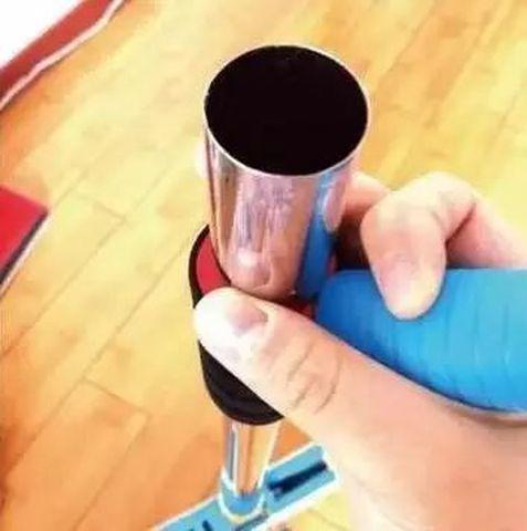 Cô gái bị đứt gân tay vì phần nguy hiểm trên cây lau nhà không phải ai cũng để ý-1