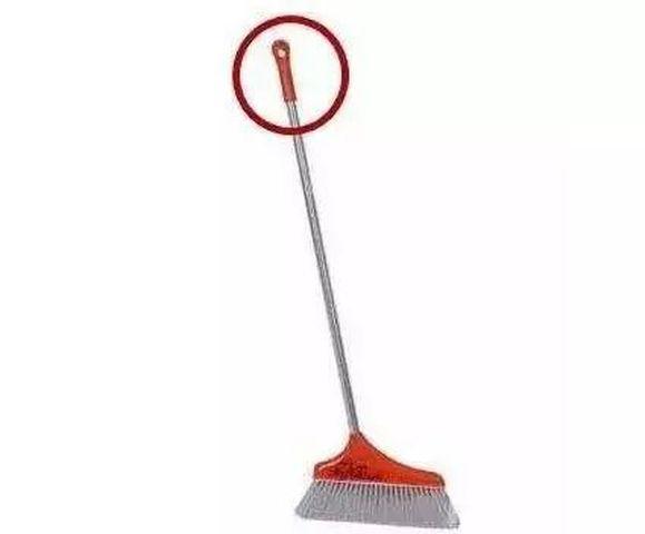 Cô gái bị đứt gân tay vì phần nguy hiểm trên cây lau nhà không phải ai cũng để ý-4