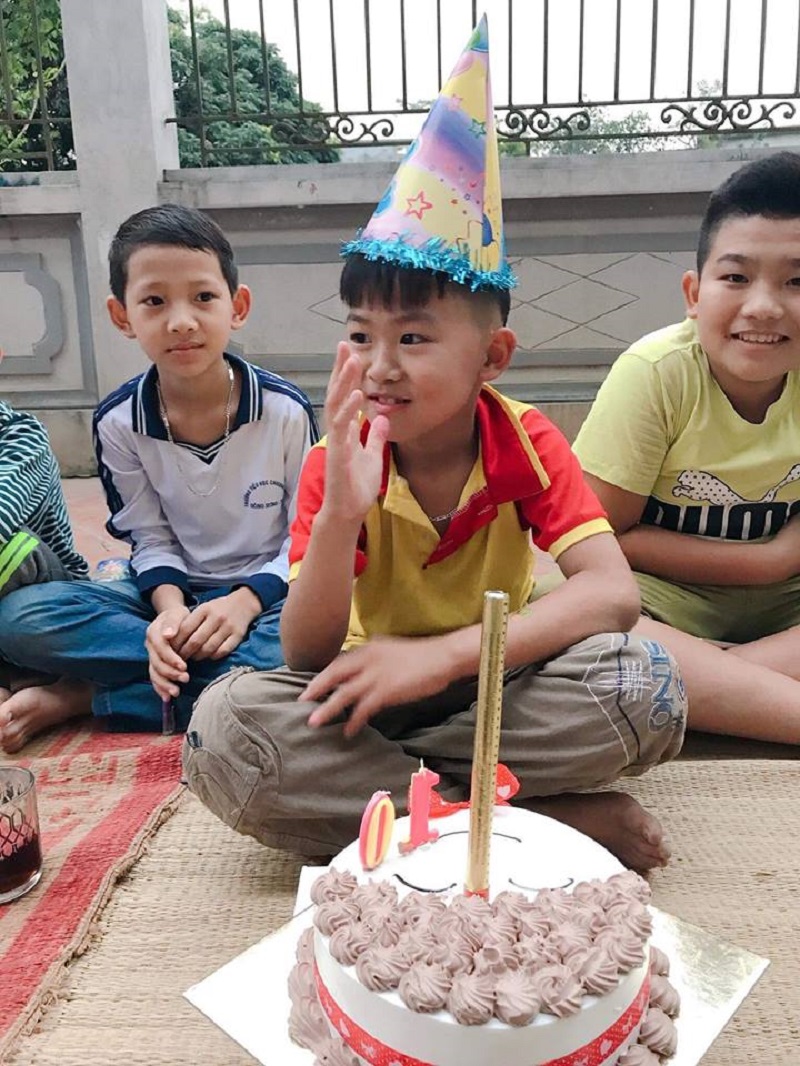 Bị ngã trật chân, cậu bé lớp 4 bất ngờ nhận được xấp thư hỏi thăm từ bạn bè-1