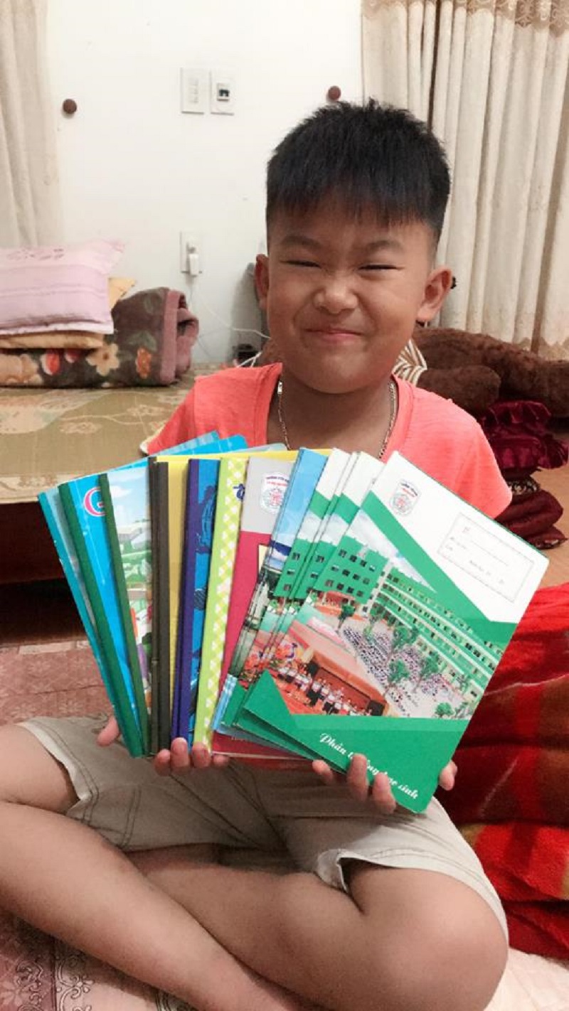 Bị ngã trật chân, cậu bé lớp 4 bất ngờ nhận được xấp thư hỏi thăm từ bạn bè-9