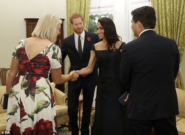 Công nương Meghan Markle lại chơi lớn chọn đầm hơn nửa tỷ đồng khi tới New Zealand-1