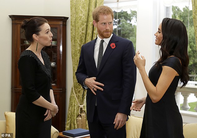 Công nương Meghan Markle lại chơi lớn chọn đầm hơn nửa tỷ đồng khi tới New Zealand-3