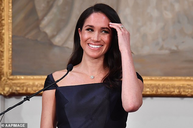 Công nương Meghan Markle lại chơi lớn chọn đầm hơn nửa tỷ đồng khi tới New Zealand-5