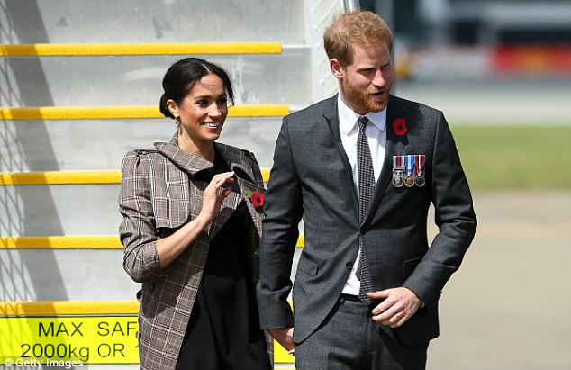 Công nương Meghan Markle lại chơi lớn chọn đầm hơn nửa tỷ đồng khi tới New Zealand-7