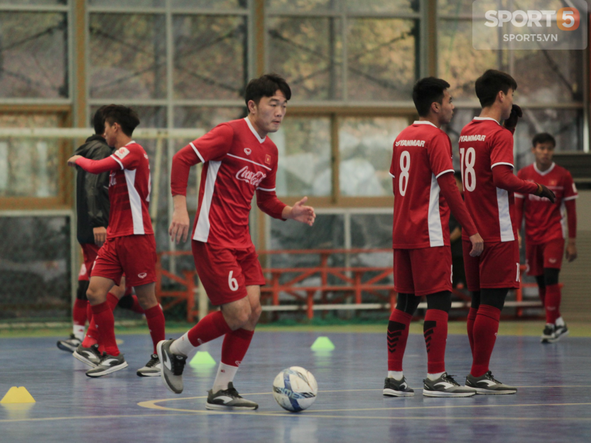 Trọng ỉn bị mắng oan, HLV Park Hang Seo méo mặt vì dạy học trò đánh đầu-9