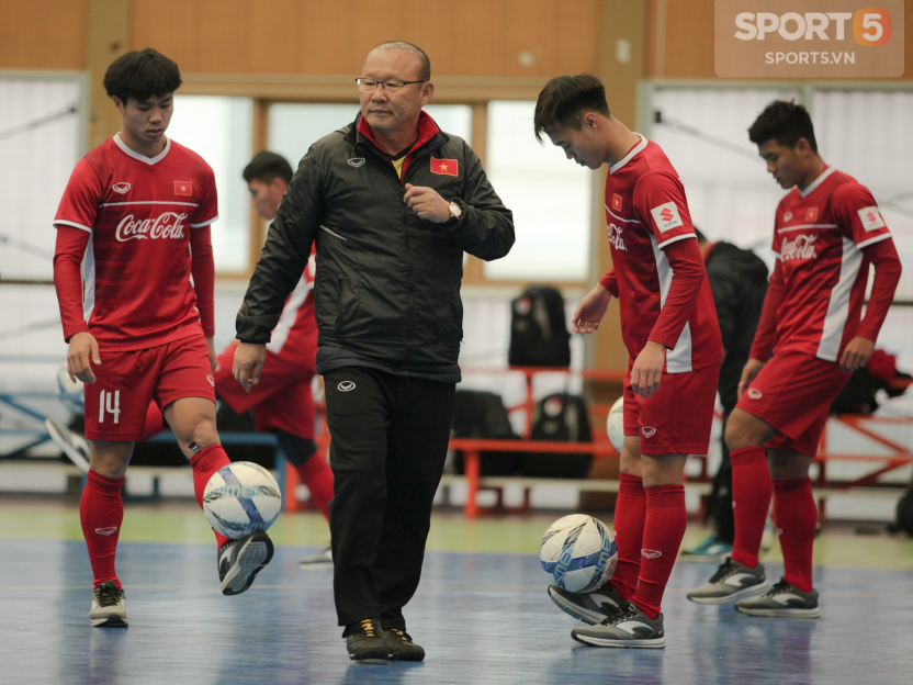 Trọng ỉn bị mắng oan, HLV Park Hang Seo méo mặt vì dạy học trò đánh đầu-2