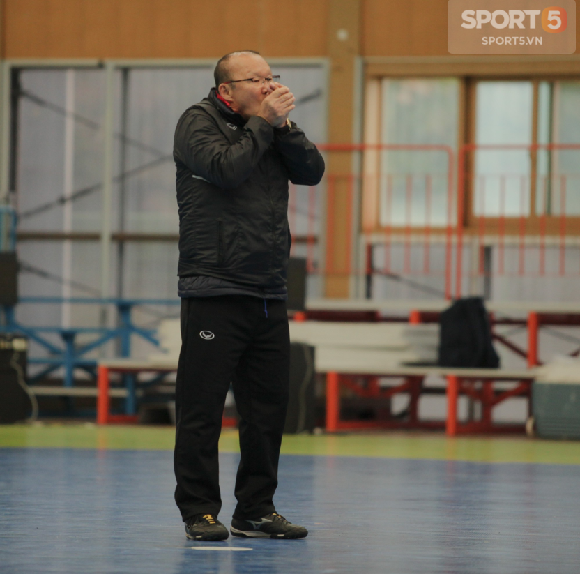 Trọng ỉn bị mắng oan, HLV Park Hang Seo méo mặt vì dạy học trò đánh đầu-3