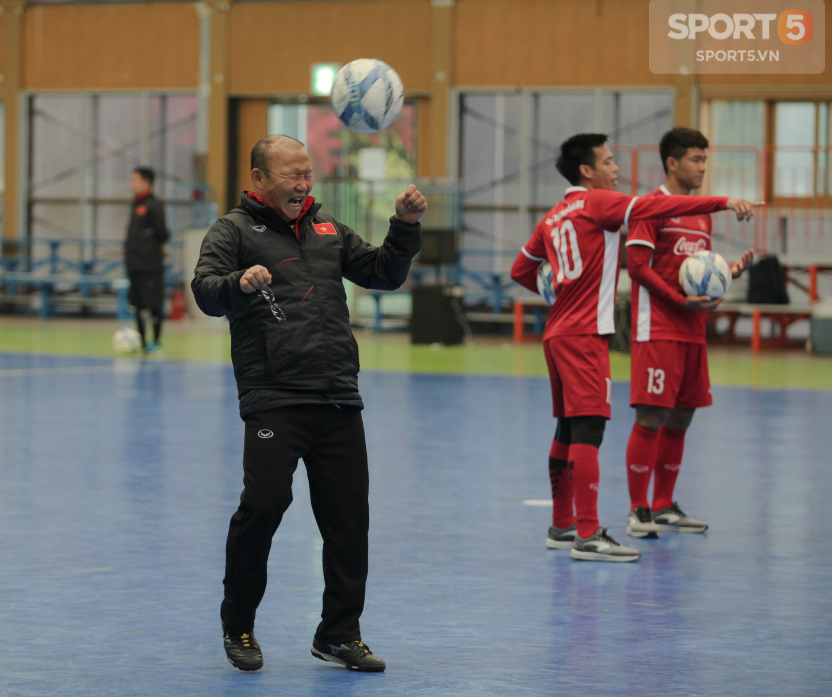 Trọng ỉn bị mắng oan, HLV Park Hang Seo méo mặt vì dạy học trò đánh đầu-5