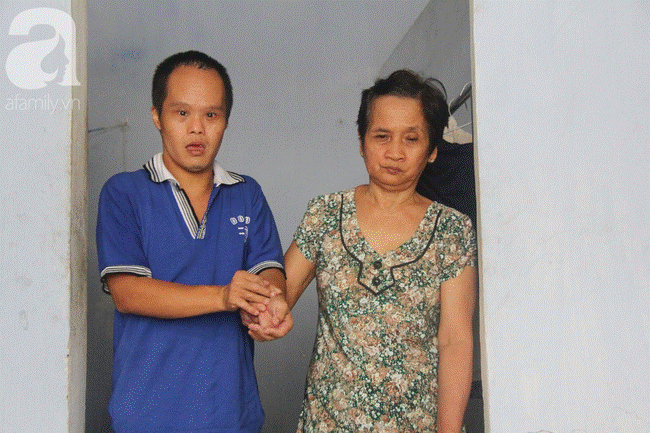 Rơi nước mắt cảnh mẹ già đi xin cơm từng bữa nuôi 2 con tâm thần cùng người chồng mù bệnh tật-10