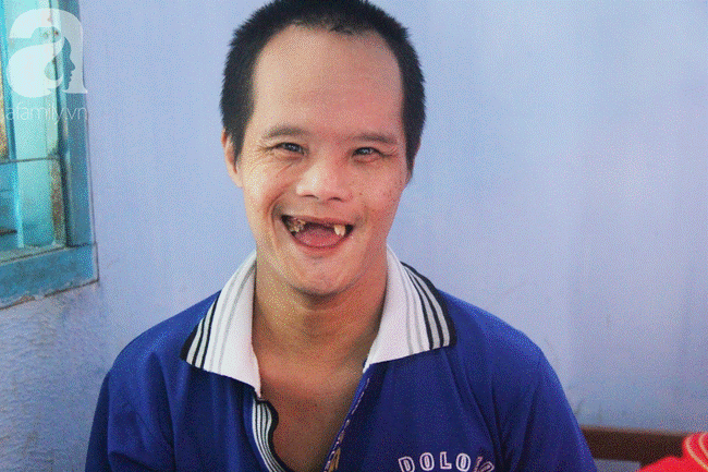 Rơi nước mắt cảnh mẹ già đi xin cơm từng bữa nuôi 2 con tâm thần cùng người chồng mù bệnh tật-14