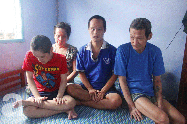 Rơi nước mắt cảnh mẹ già đi xin cơm từng bữa nuôi 2 con tâm thần cùng người chồng mù bệnh tật-15