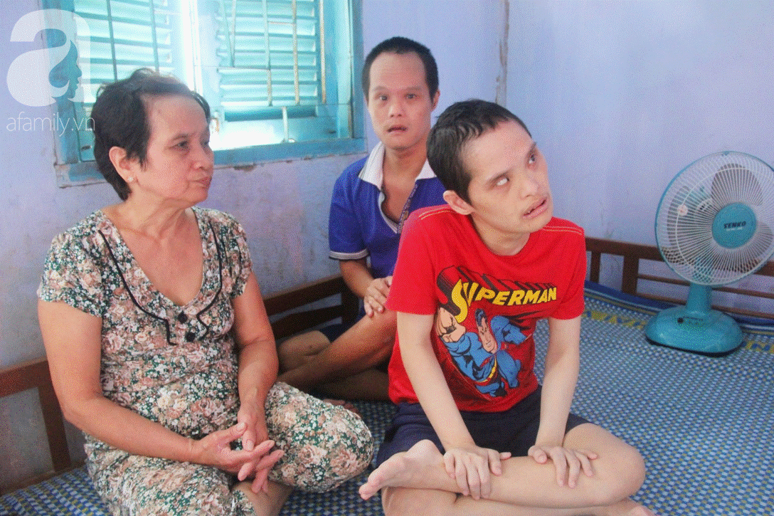 Rơi nước mắt cảnh mẹ già đi xin cơm từng bữa nuôi 2 con tâm thần cùng người chồng mù bệnh tật-16