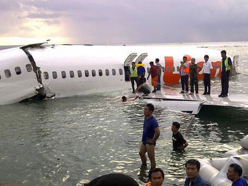 Lực lượng cứu hộ Indonesia đã tìm thấy máy bay chở 188 người rơi xuống biển gãy làm đôi-8