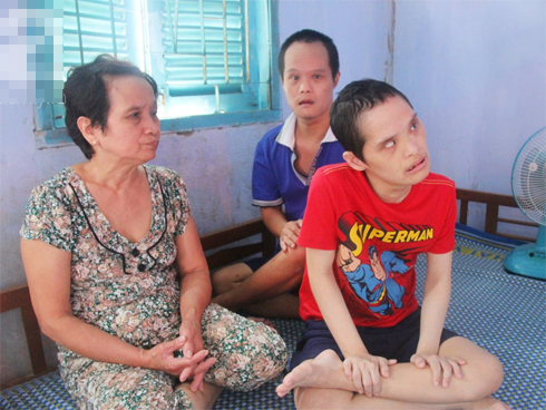 Người mẹ già nuôi 2 con tâm thần cùng chồng mù bật khóc: Tụi nhỏ được ăn cá thịt, nó mừng lắm-13