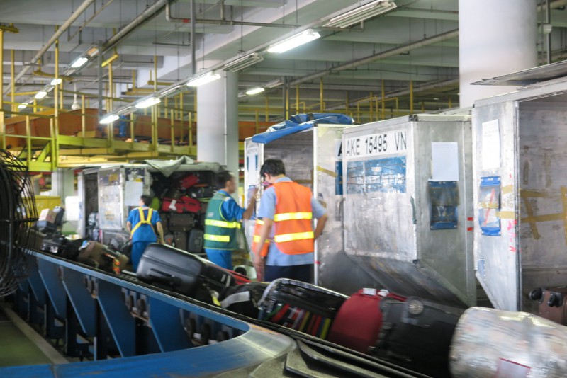 Bắt quả tang nhân viên hàng không trộm Macbook của khách-1