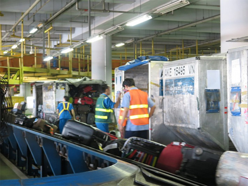 Vụ bé gái 14 tuổi bị thiếu niên 13 tuổi hiếp dâm, cứa cổ nhằm giết người diệt khẩu: Nạn nhân đã qua cơn nguy kịch-2