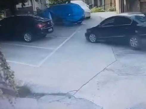 Hà Nội: Đỗ xe trên vỉa hè rồi bỏ đi mất, tài xế Camry được tặng thêm cục bê tông vào bánh trước-3