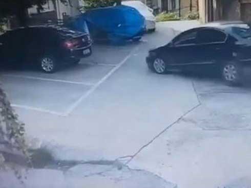 Nữ tài xế đỗ xe dở kinh hoàng, húc liên tiếp 3 ô tô rồi lùi đâm thủng tường gạch