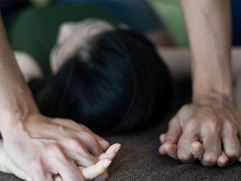 Vụ bé gái 14 tuổi bị thiếu niên 13 tuổi hiếp dâm, cứa cổ nhằm giết người diệt khẩu: Nạn nhân đã qua cơn nguy kịch