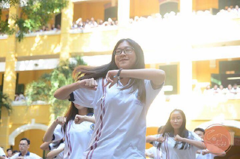Nhảy flashmob chào mừng 20-11, học sinh cuối cấp khiến cả trường phát cuồng-2