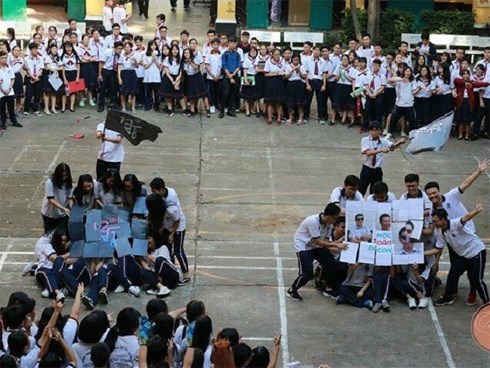 Nhảy flashmob chào mừng 20-11, học sinh cuối cấp khiến cả trường 'phát cuồng'