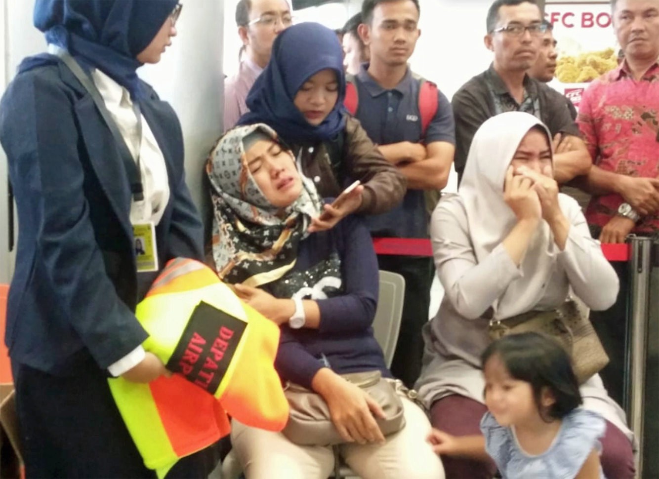 Lực lượng cứu hộ Indonesia đã tìm thấy máy bay chở 188 người rơi xuống biển gãy làm đôi-7