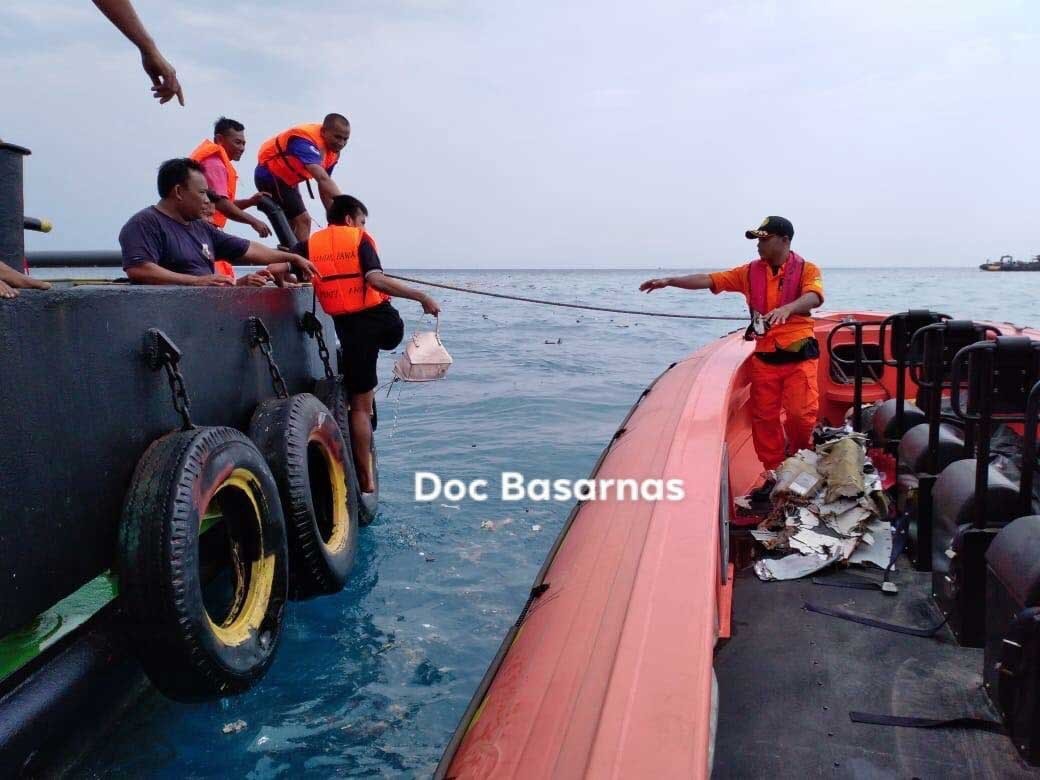 Xót xa trước hình ảnh những mảnh vỡ máy bay và đồ đạc của nạn nhân trong vụ tai nạn hàng không tại Indonesia-1