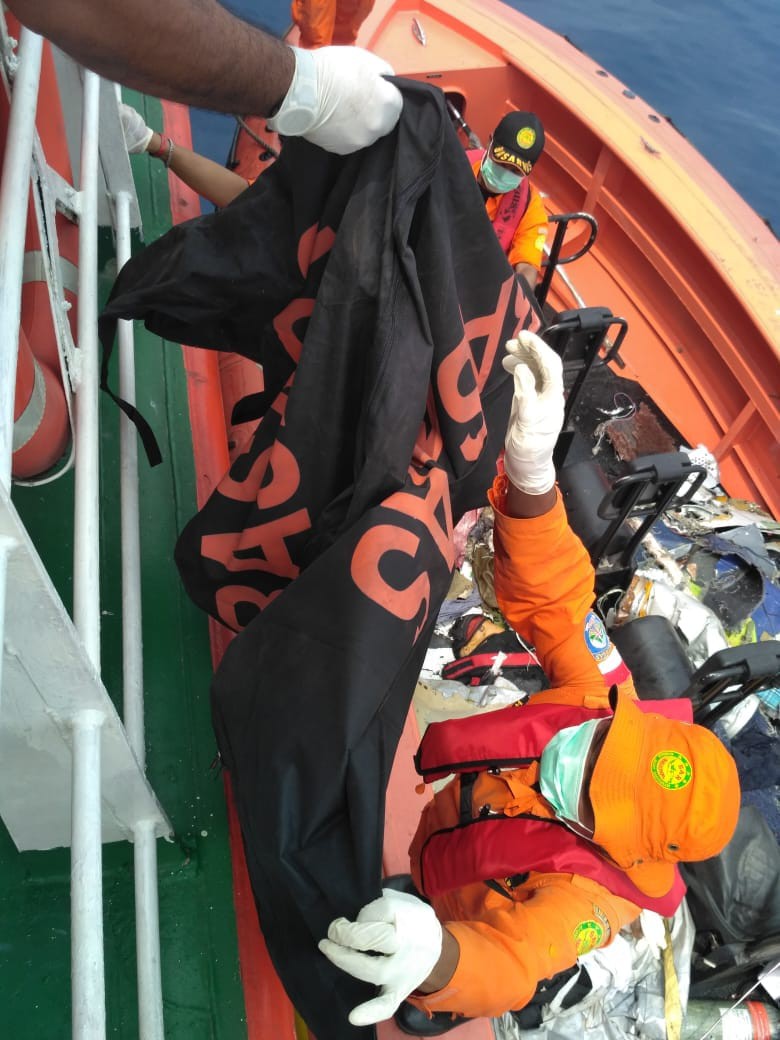 Xót xa trước hình ảnh những mảnh vỡ máy bay và đồ đạc của nạn nhân trong vụ tai nạn hàng không tại Indonesia-9