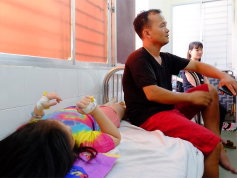 Đã xác định nguyên nhân ban đầu vụ hàng chục trẻ em bị ngộ độc sau khi ăn bánh mì chà bông gà ở TP.HCM