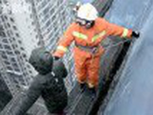 Không muốn đi học, cậu bé 8 tuổi muốn nhảy lầu tự tử từ tầng 33-1