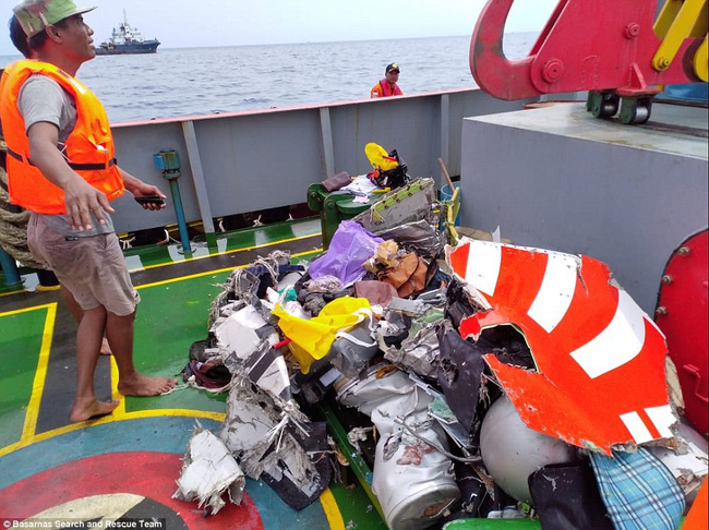 Rơi máy bay Indonesia: Xót xa bức ảnh nụ cười cuối cùng của hai bố con đi xem bóng đá, vĩnh viễn không trở về-1