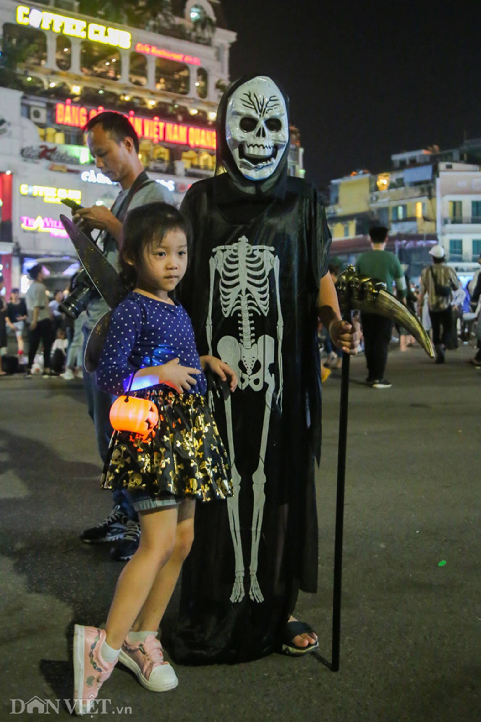 Hú vía gặp ma quỷ dạo chơi trên phố Hà Nội-7