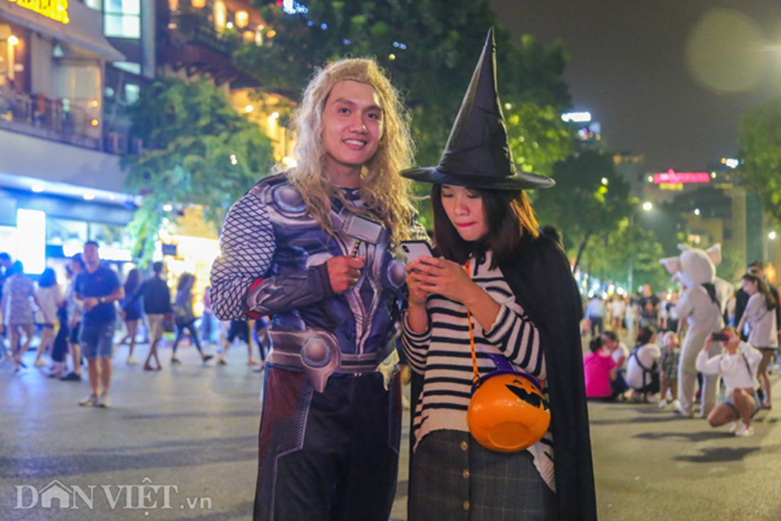 Hú vía gặp ma quỷ dạo chơi trên phố Hà Nội-10