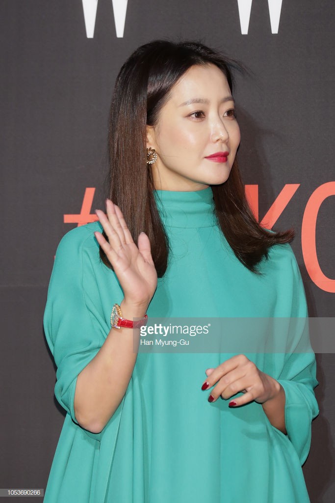 Nhan sắc trẻ trung bất chấp tuổi 41 của Kim Hee Sun cũng không thể cứu vãn nổi ca mặc khó hiểu, kém duyên này-1