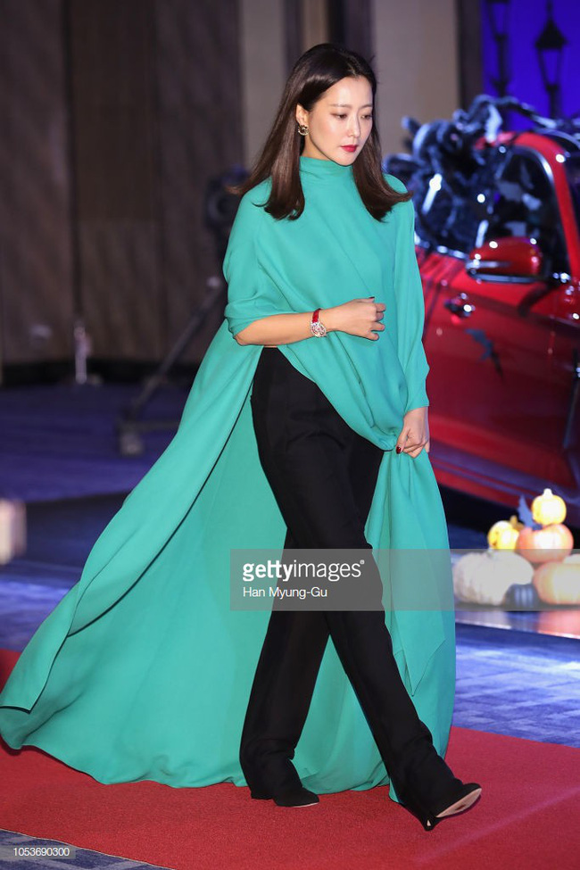 Nhan sắc trẻ trung bất chấp tuổi 41 của Kim Hee Sun cũng không thể cứu vãn nổi ca mặc khó hiểu, kém duyên này-4