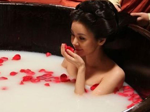 Ngụy trang để ngực lép vẫn mặc áo tắm sexy như Chi Pu, Bích Phương-11