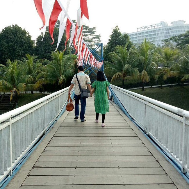 Bức hình ám ảnh gây xúc động mạnh trong tai nạn máy bay rơi ở Indonesia: Đôi vợ chồng nắm tay nhau đi đến thiên đường-3