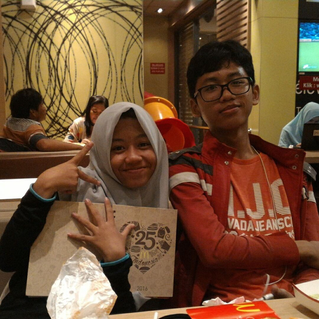 Bức hình ám ảnh gây xúc động mạnh trong tai nạn máy bay rơi ở Indonesia: Đôi vợ chồng nắm tay nhau đi đến thiên đường-4