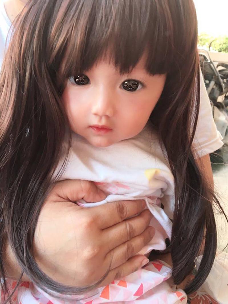 Dân mạng dậy sóng với bé gái có khuôn mặt búp bê sống, nhìn đến mẹ mới hiểu tại sao-7
