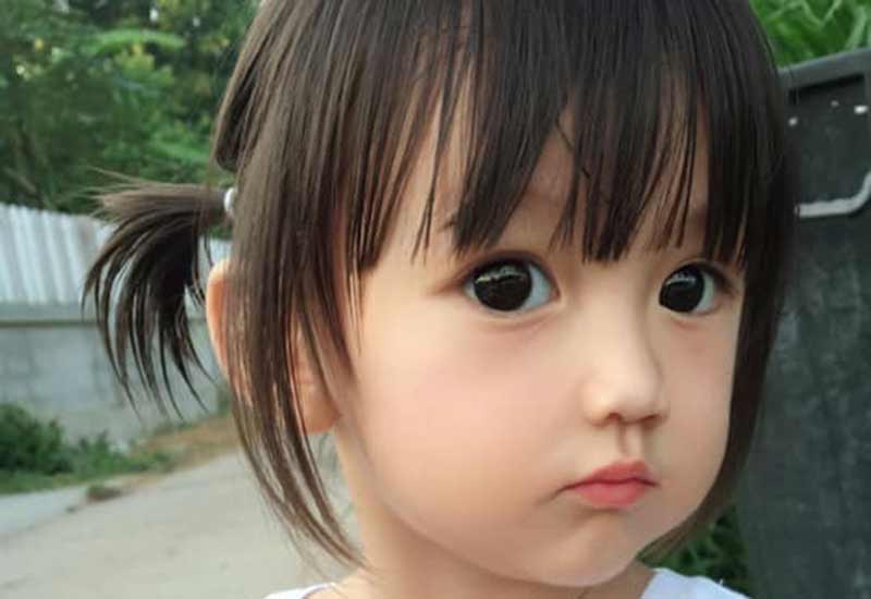 Dân mạng dậy sóng với bé gái có khuôn mặt búp bê sống, nhìn đến mẹ mới hiểu tại sao-9