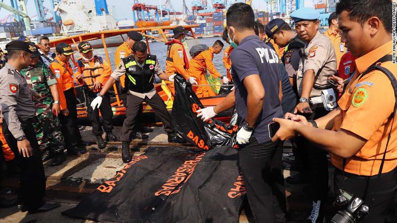 Đội cứu hộ Indonesia mang 21 túi đựng thi thể nạn nhân vụ máy bay Lion Air rơi về nơi nhận dạng-1