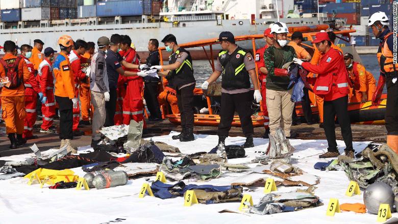 Đội cứu hộ Indonesia mang 21 túi đựng thi thể nạn nhân vụ máy bay Lion Air rơi về nơi nhận dạng-4