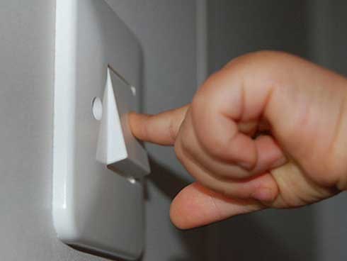 Sáng đèn khi ngủ: Thói quen không chỉ gây khó ngủ, lý do đáng sợ này mới là điều đáng nói!