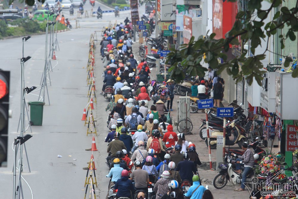 Ngày rối loạn phố Kim Mã: Xế hộp ngỡ ngàng, xe máy chen nhau hít khói-5